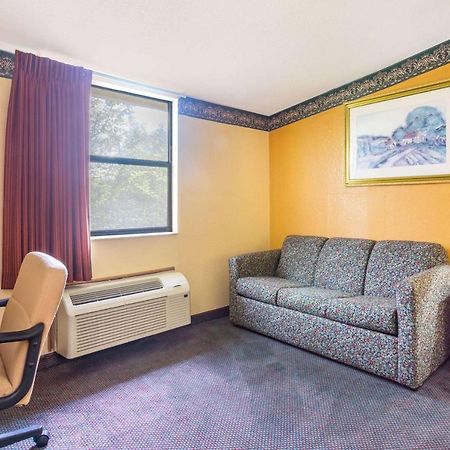 Howard Johnson By Wyndham Lake City Exterior photo