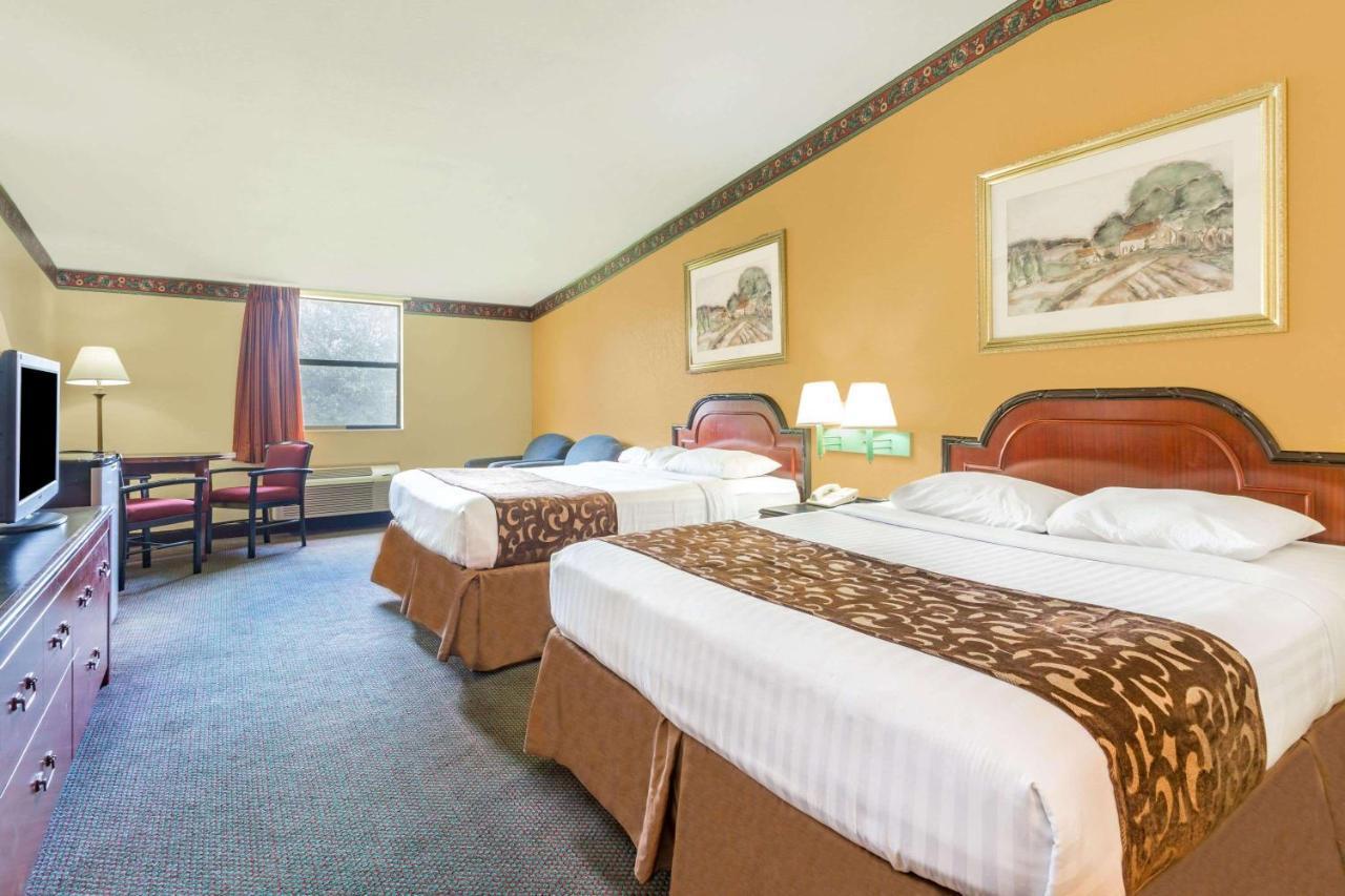 Howard Johnson By Wyndham Lake City Exterior photo