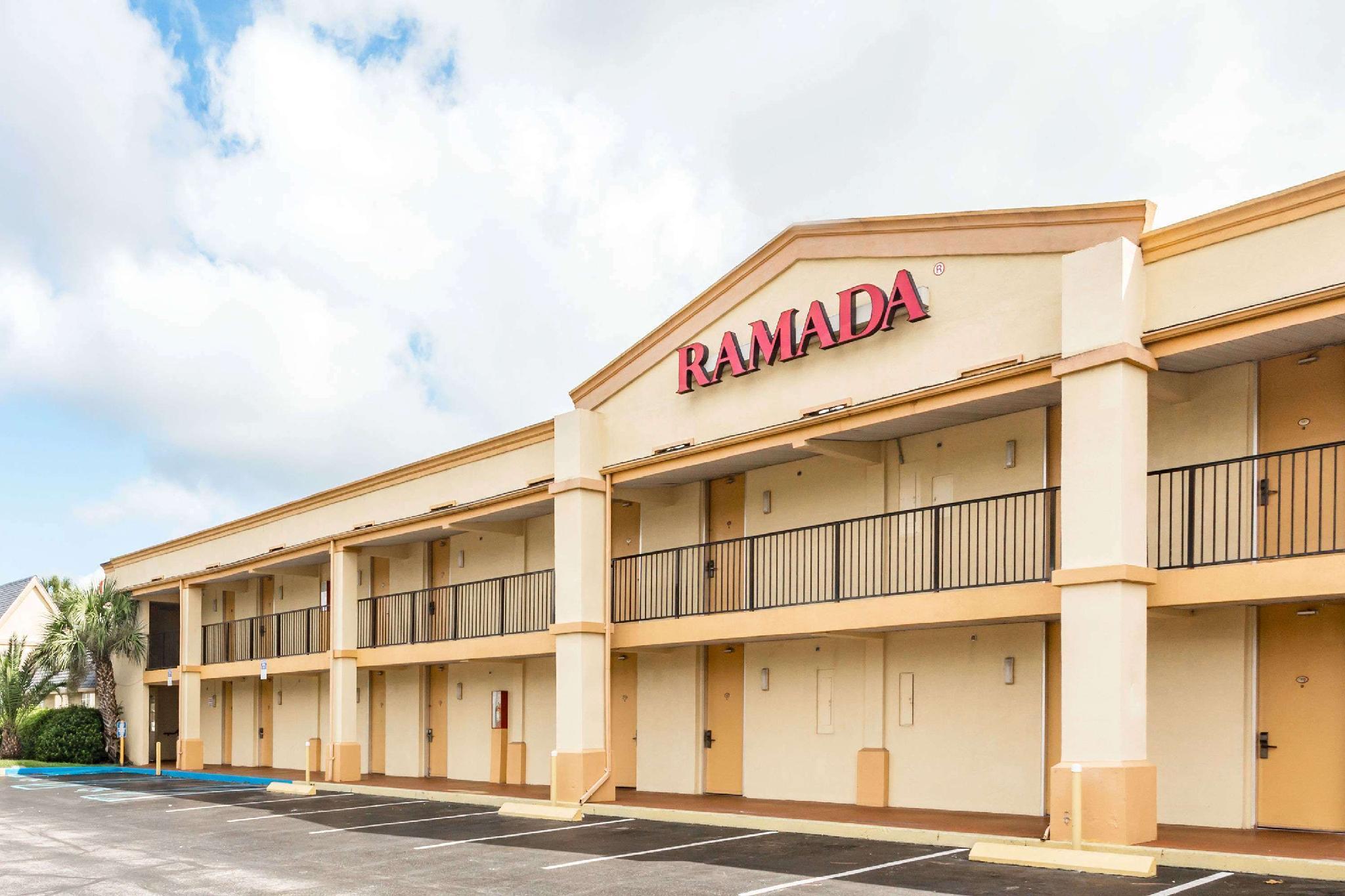 Howard Johnson By Wyndham Lake City Exterior photo
