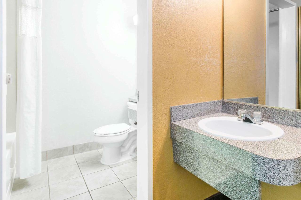 Howard Johnson By Wyndham Lake City Exterior photo