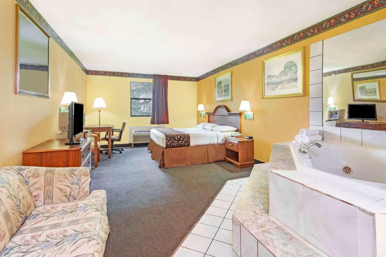 Howard Johnson By Wyndham Lake City Exterior photo