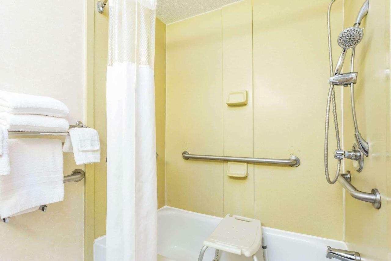 Howard Johnson By Wyndham Lake City Exterior photo